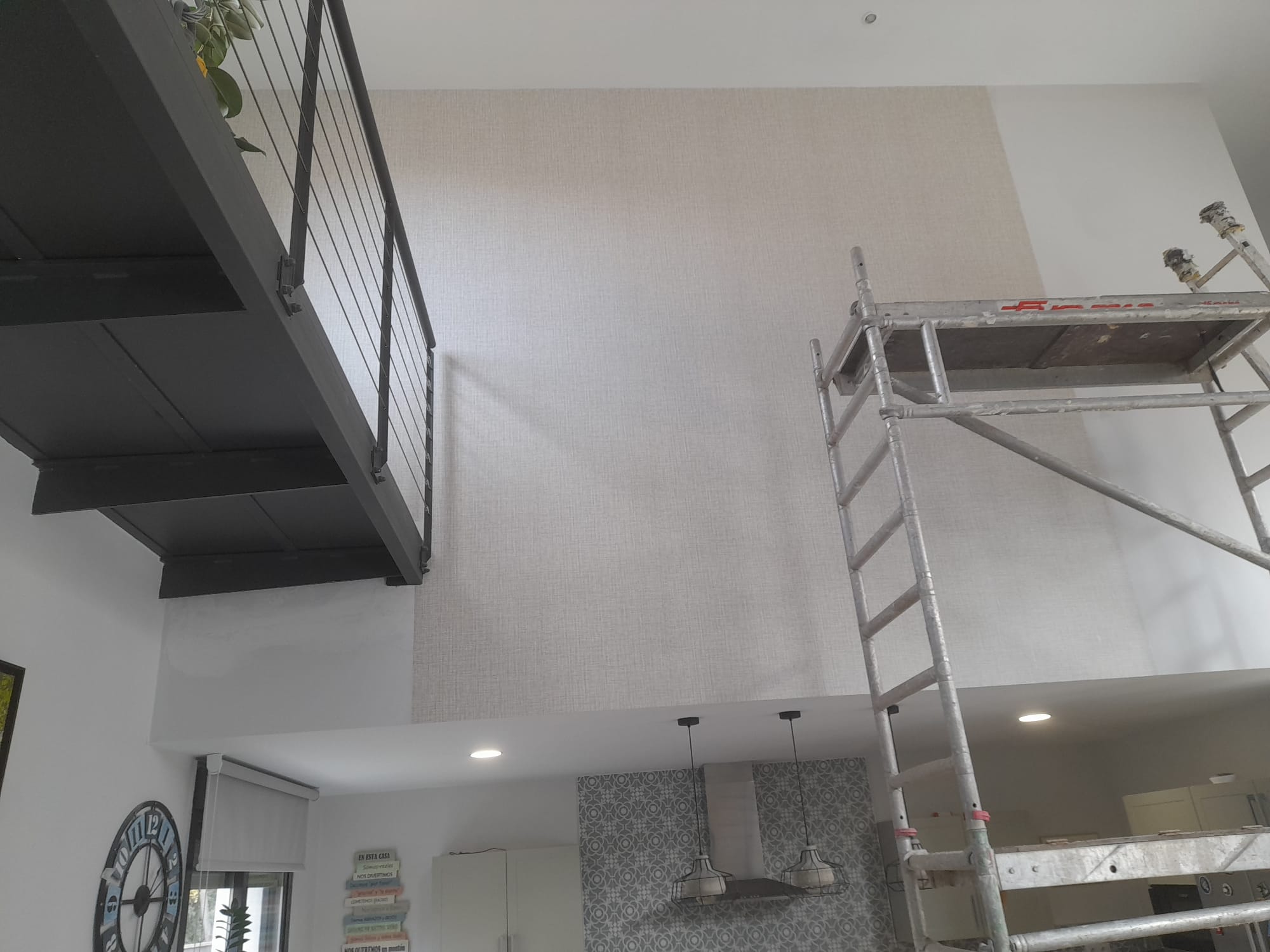 Trabajo de pintura en local con techos altos