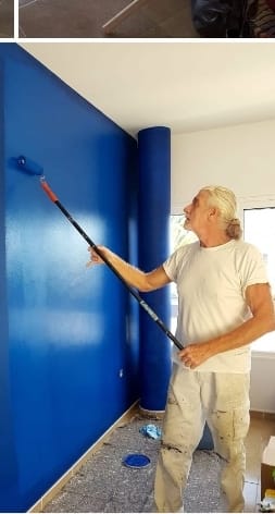 Enrique trabajando como pintor profesional