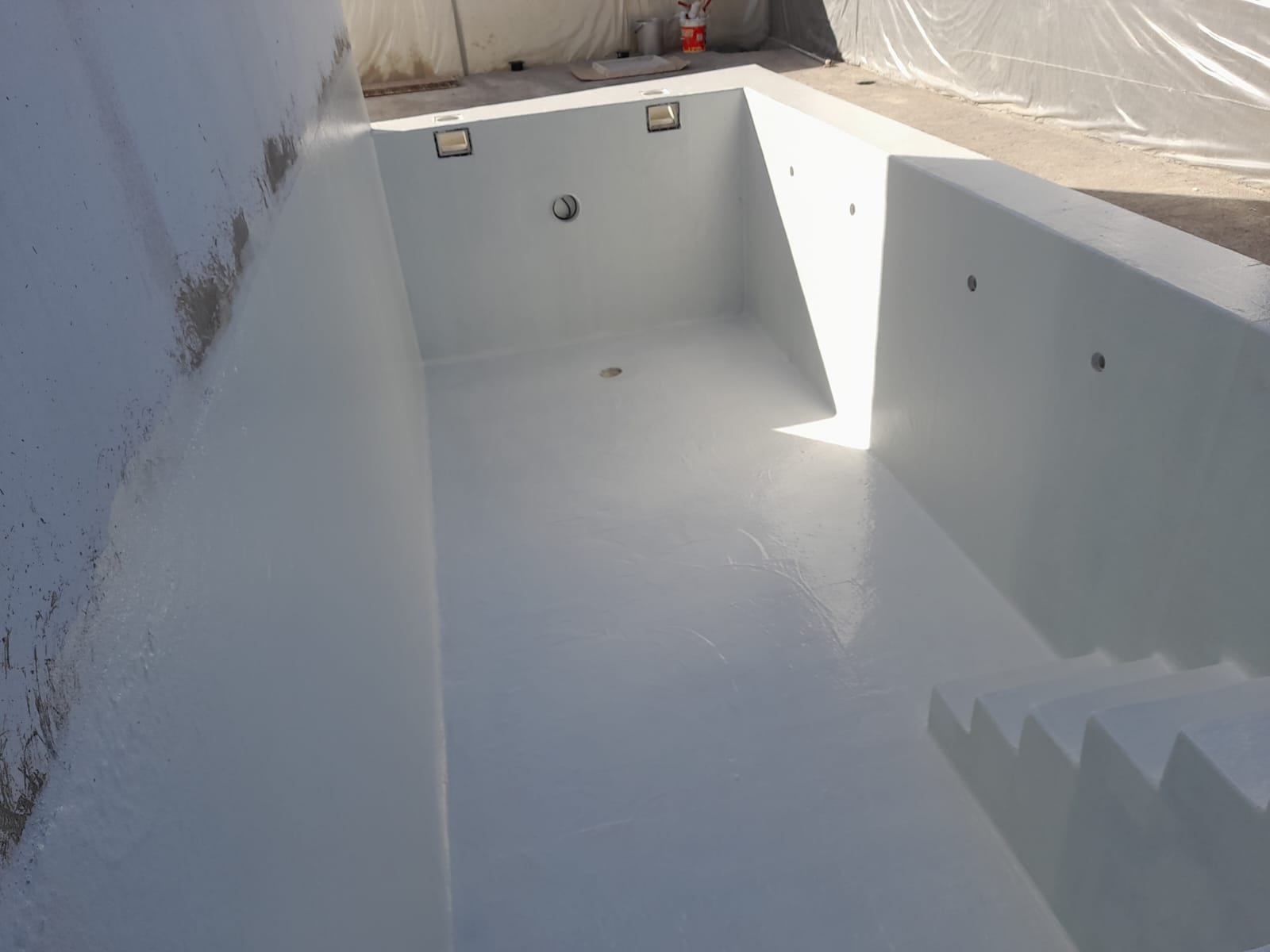 Piscina renovada y pintada después del trabajo realizado
