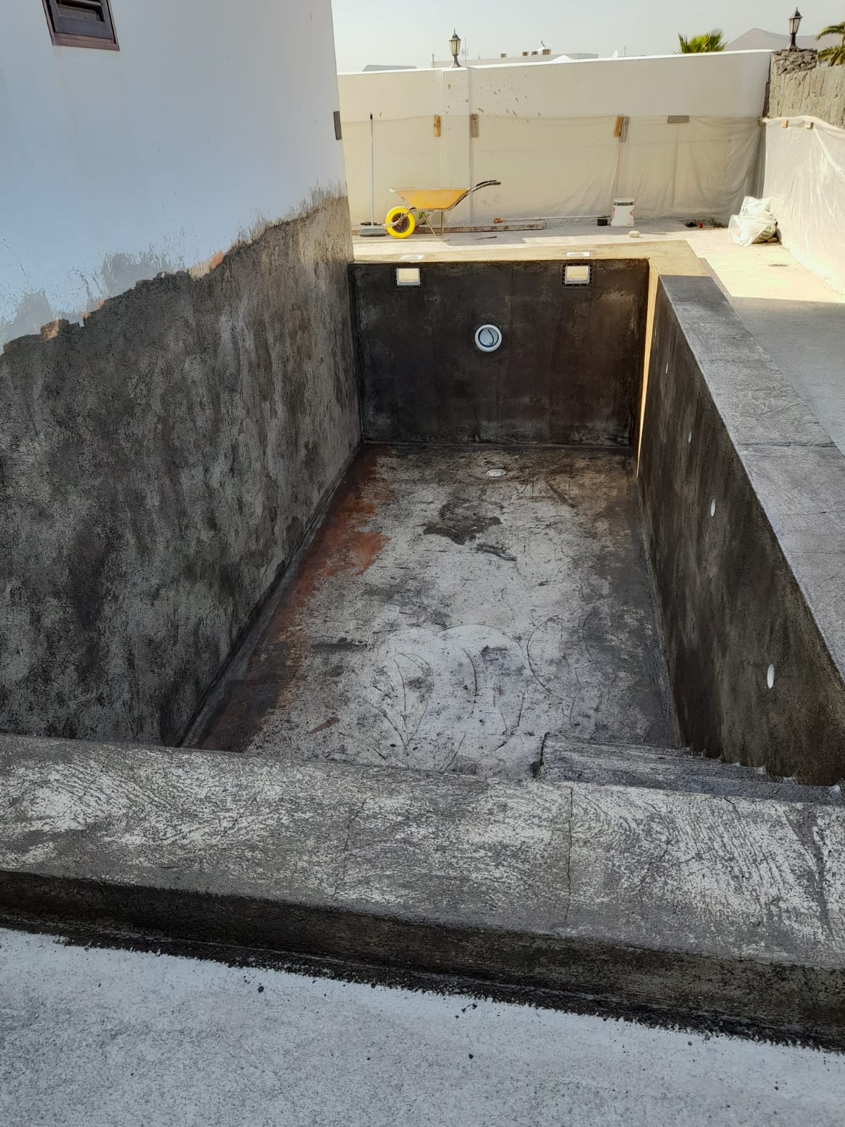 Piscina antes del trabajo de renovación y pintura