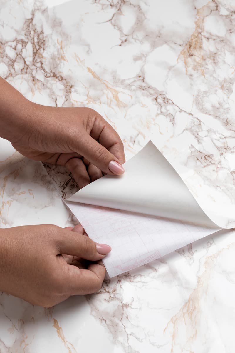 Profesional colocando papel pintado en una pared