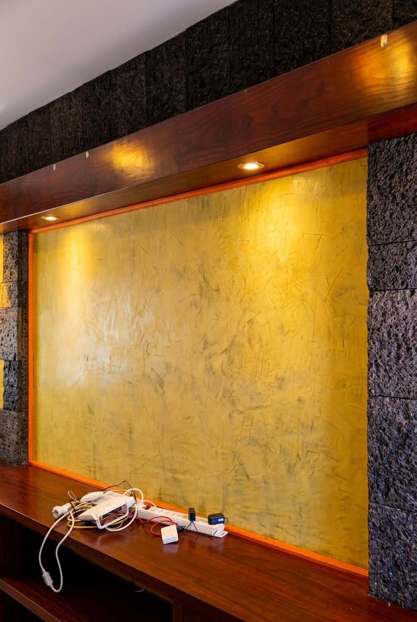Trabajo de pintura decorativa y estuco en pared interior